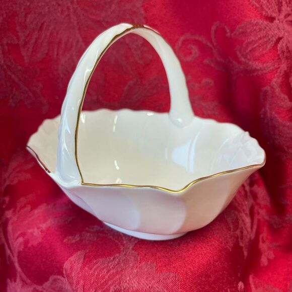 Vintage Toyo Elegance White Porcelain Trinket Basket - Picture 4 of 9